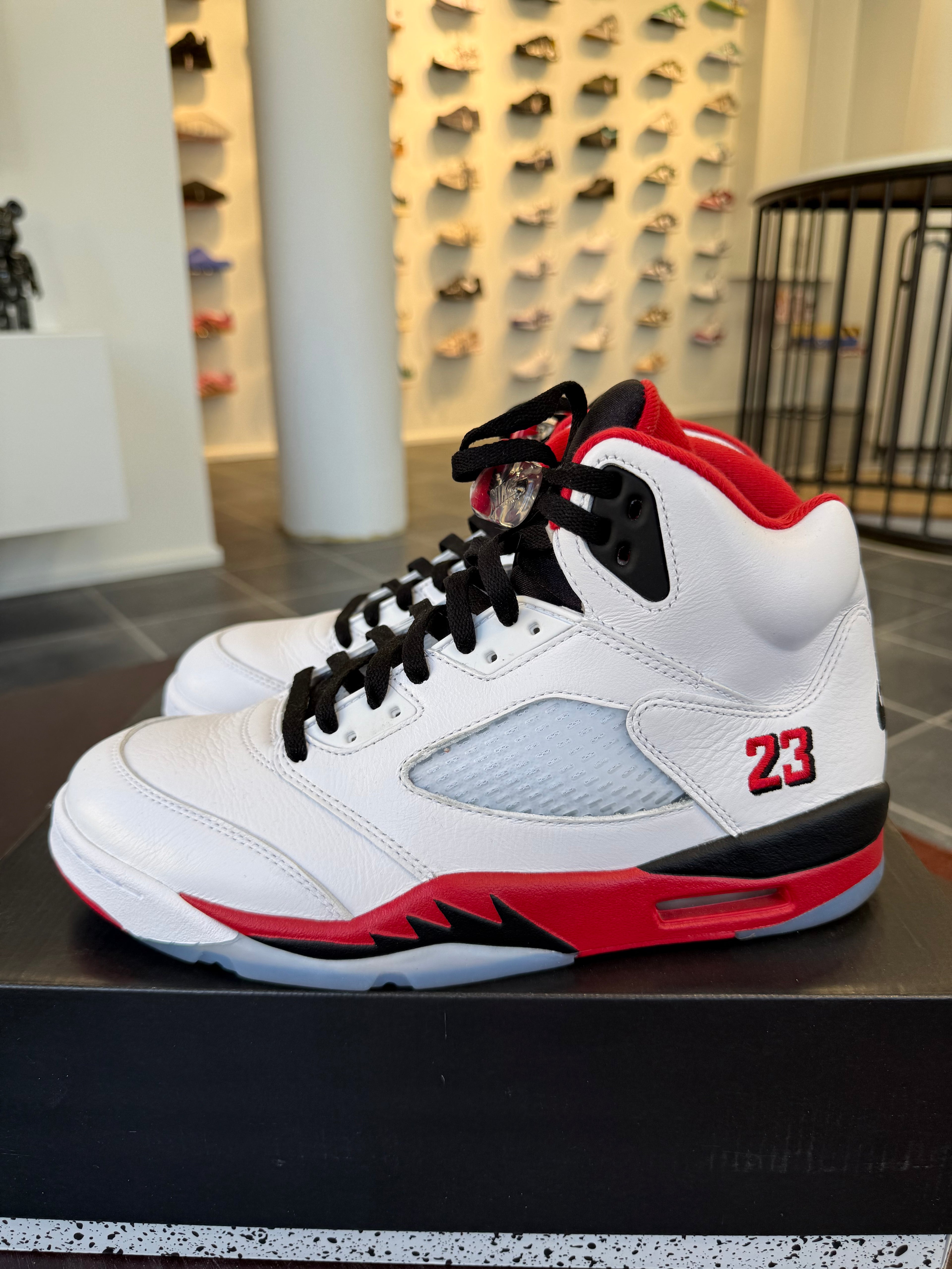 Jordan 5 Retro Fire Red Black Tongue (2025) (EU: 44)