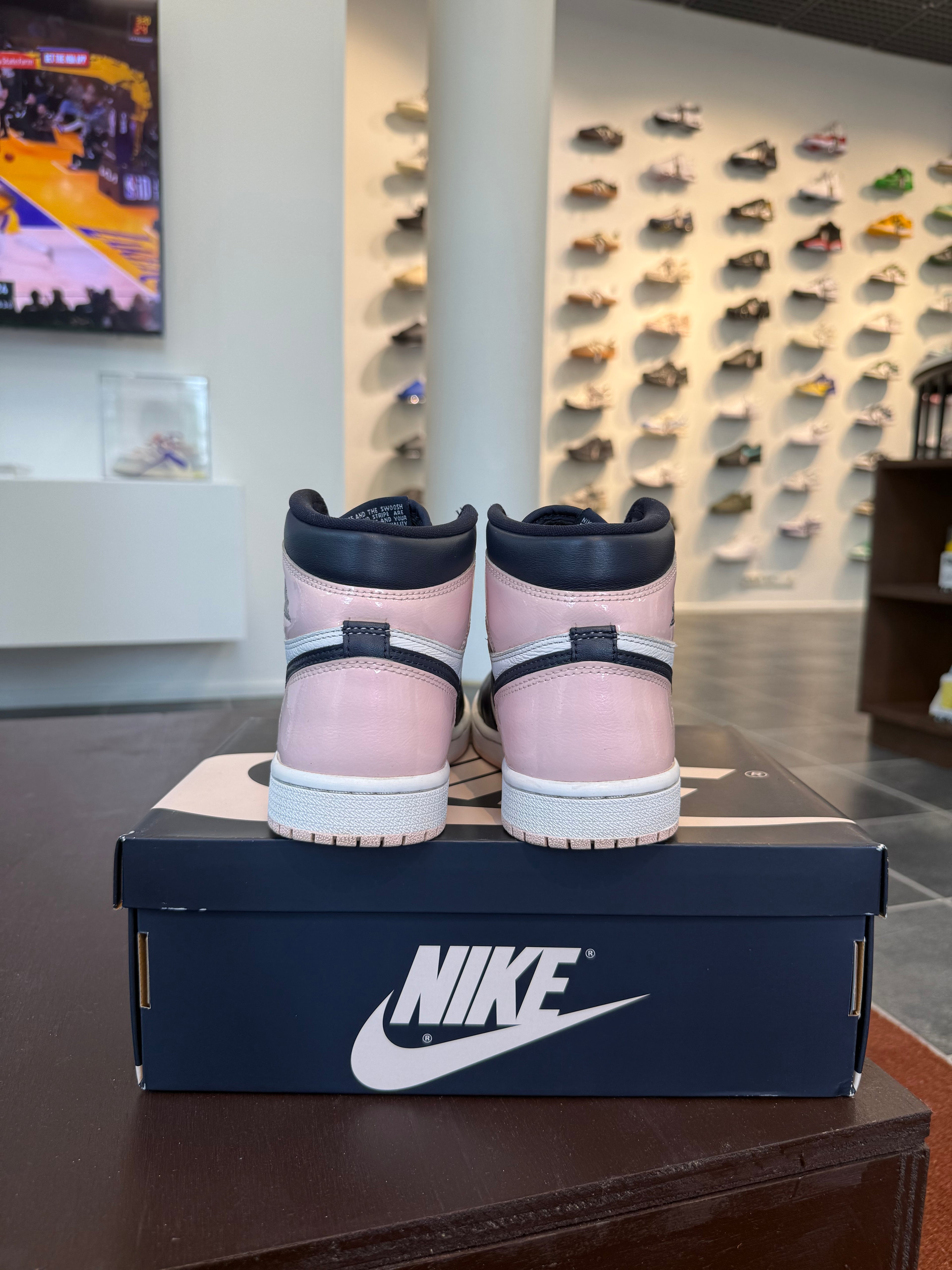 Jordan 1 Retro High OG Atmosphere (Women's) (Eu: 37,5)