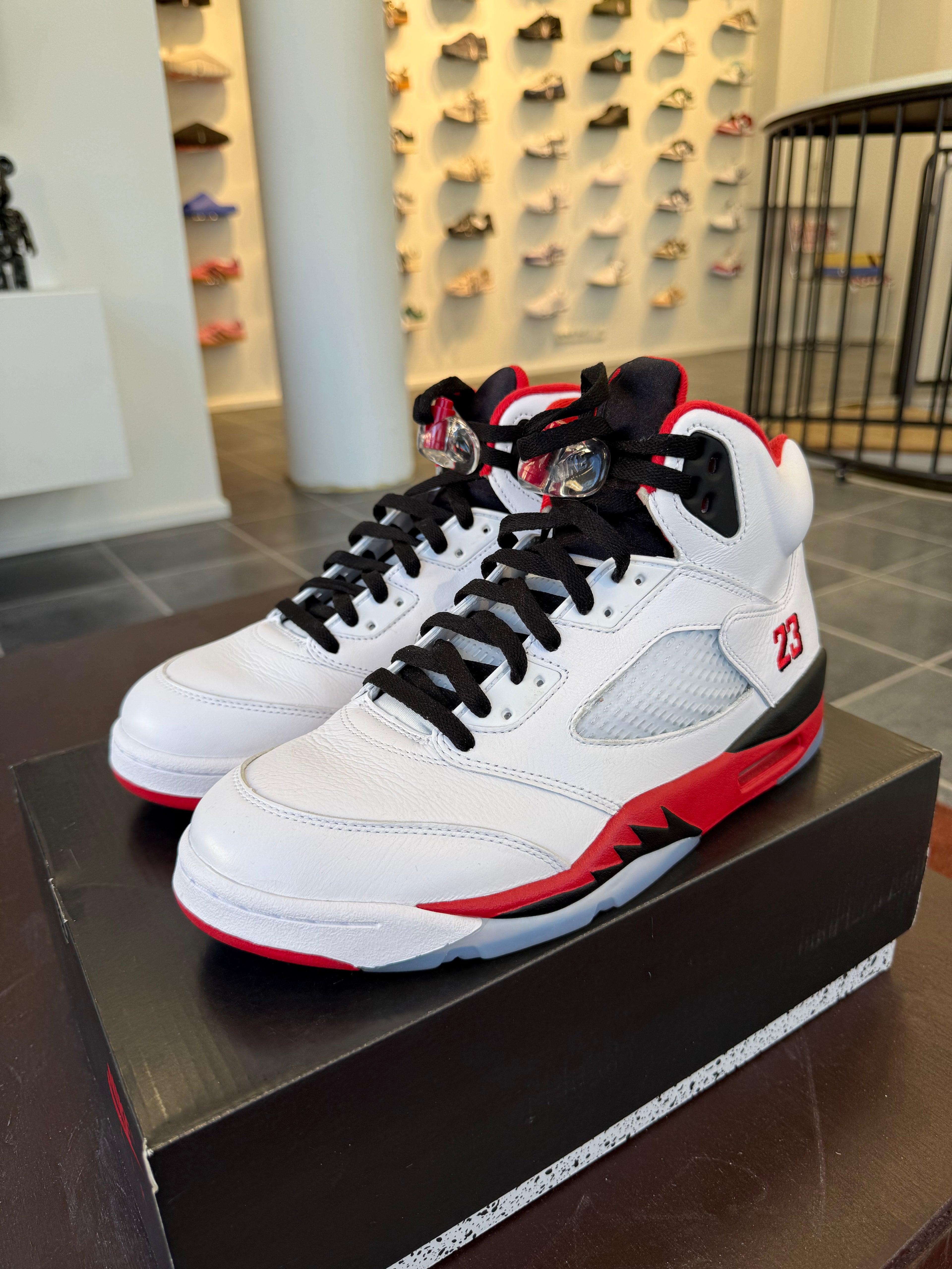 Jordan 5 Retro Fire Red Black Tongue (2025) (EU: 44)