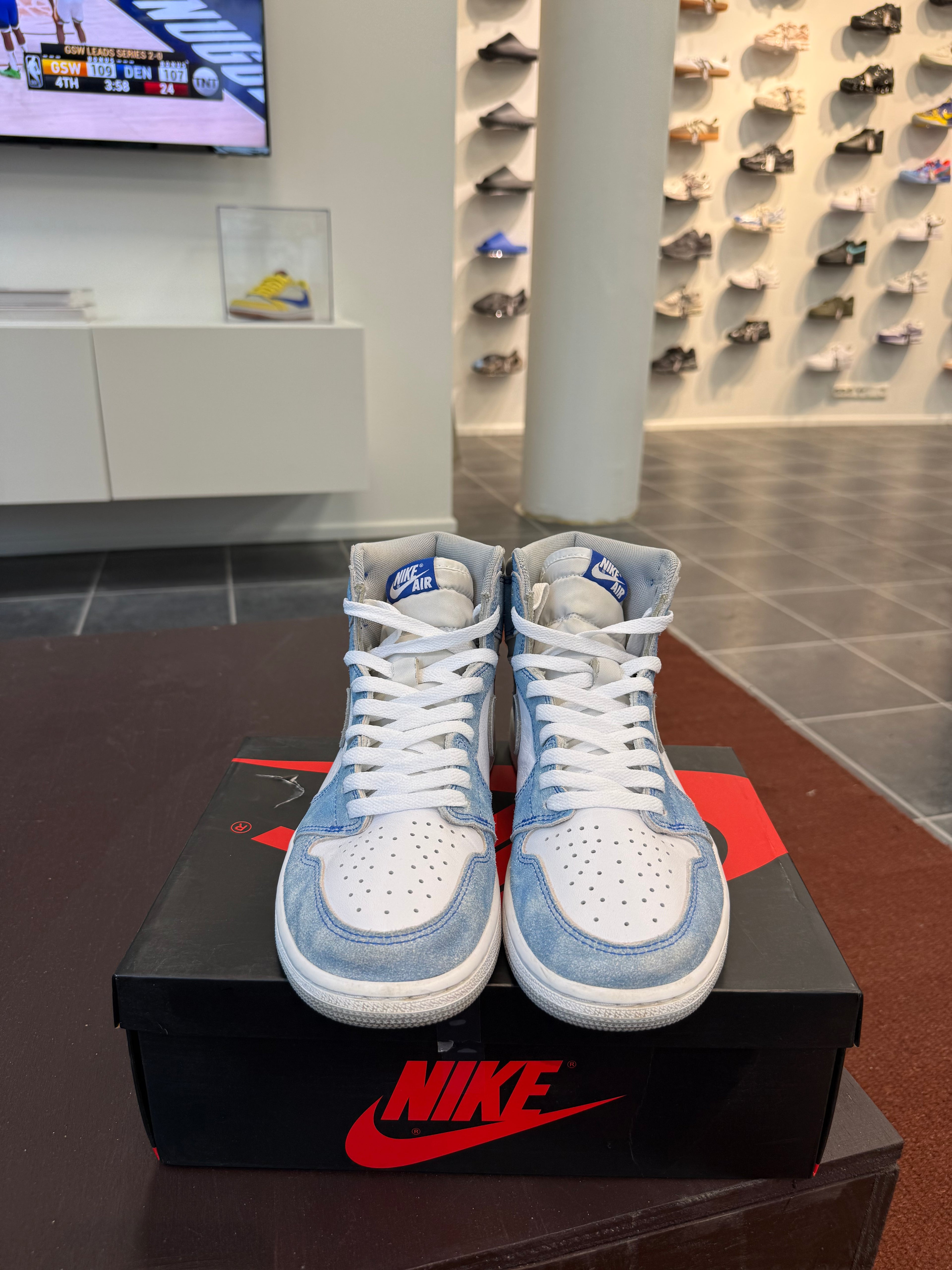Jordan 1 Retro High Hyper Royal Smoke Grey (Eu: 43)