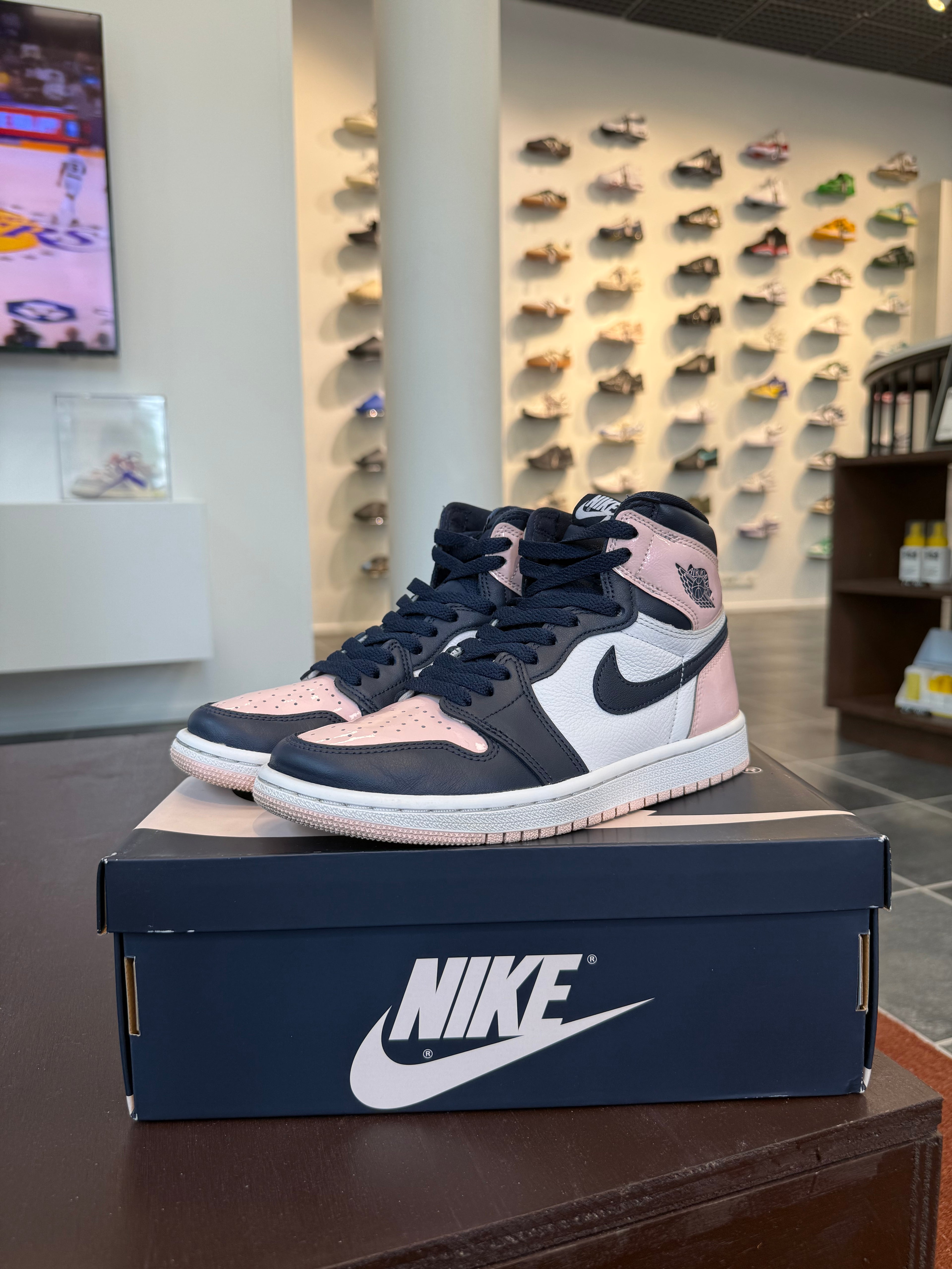 Jordan 1 Retro High OG Atmosphere (Women's) (Eu: 37,5)