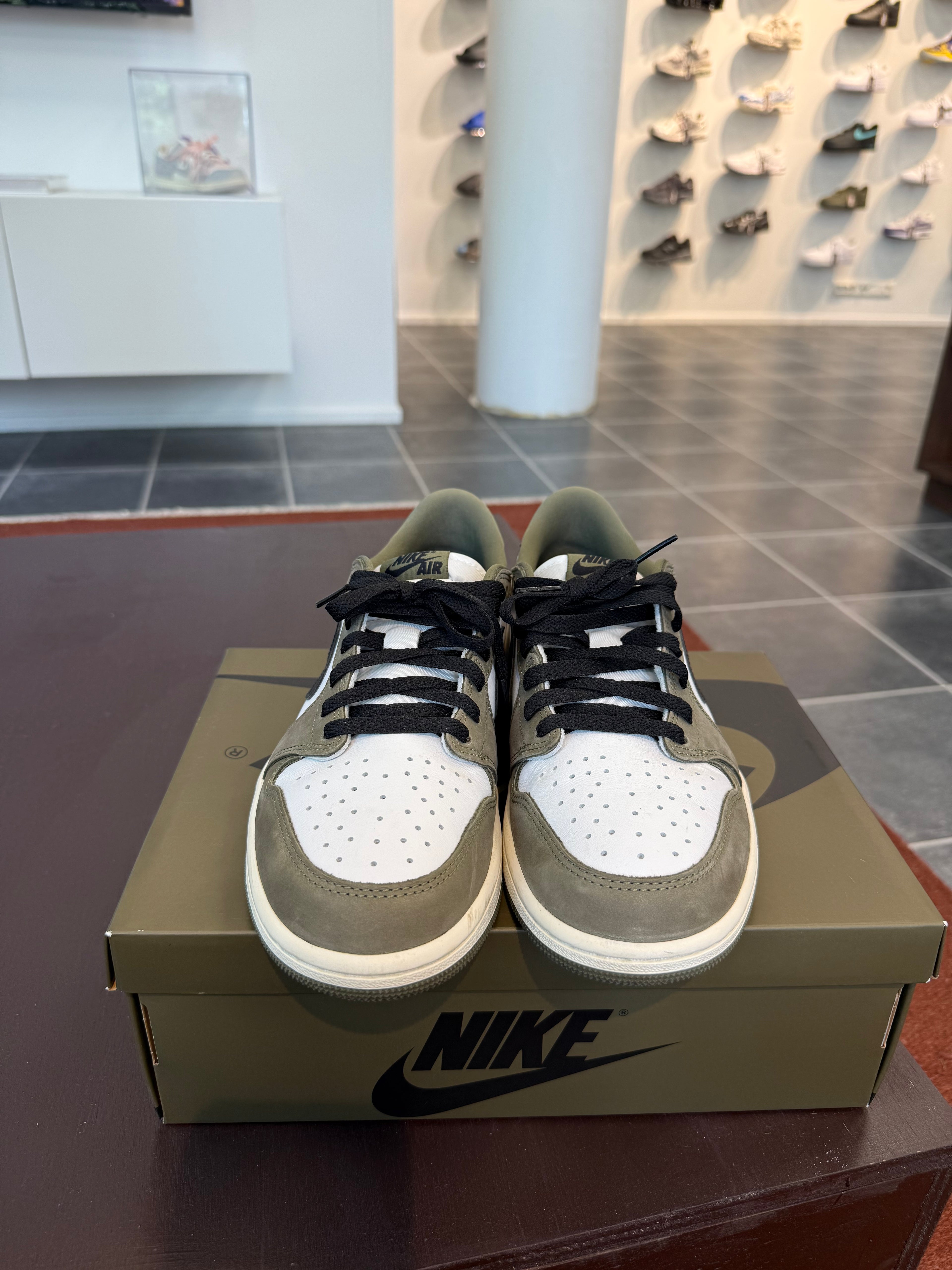 Jordan 1 Retro Low Medium Olive (Eu: 43)