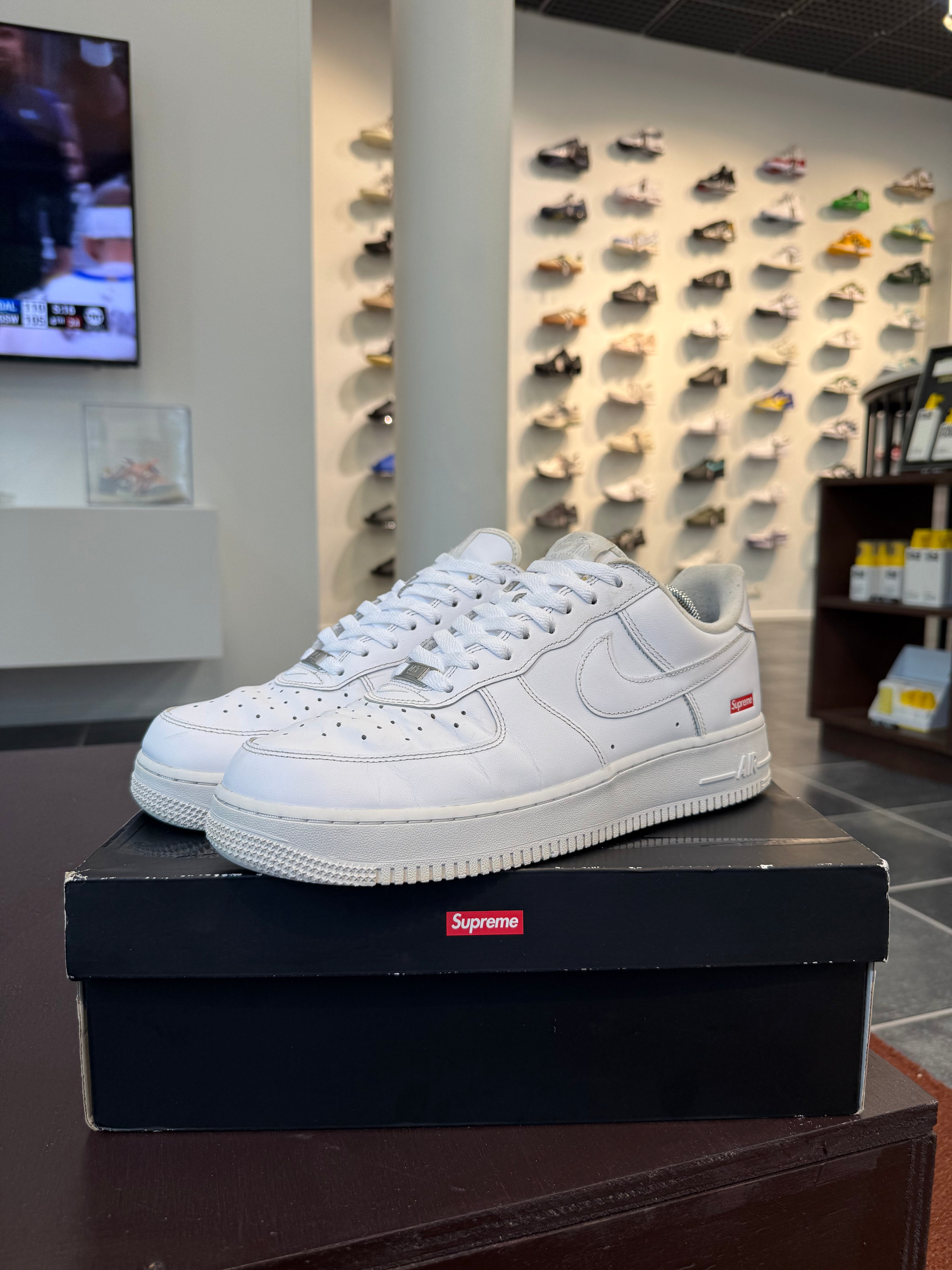 Nike Air Force 1 Low Supreme White (Eu: 45)