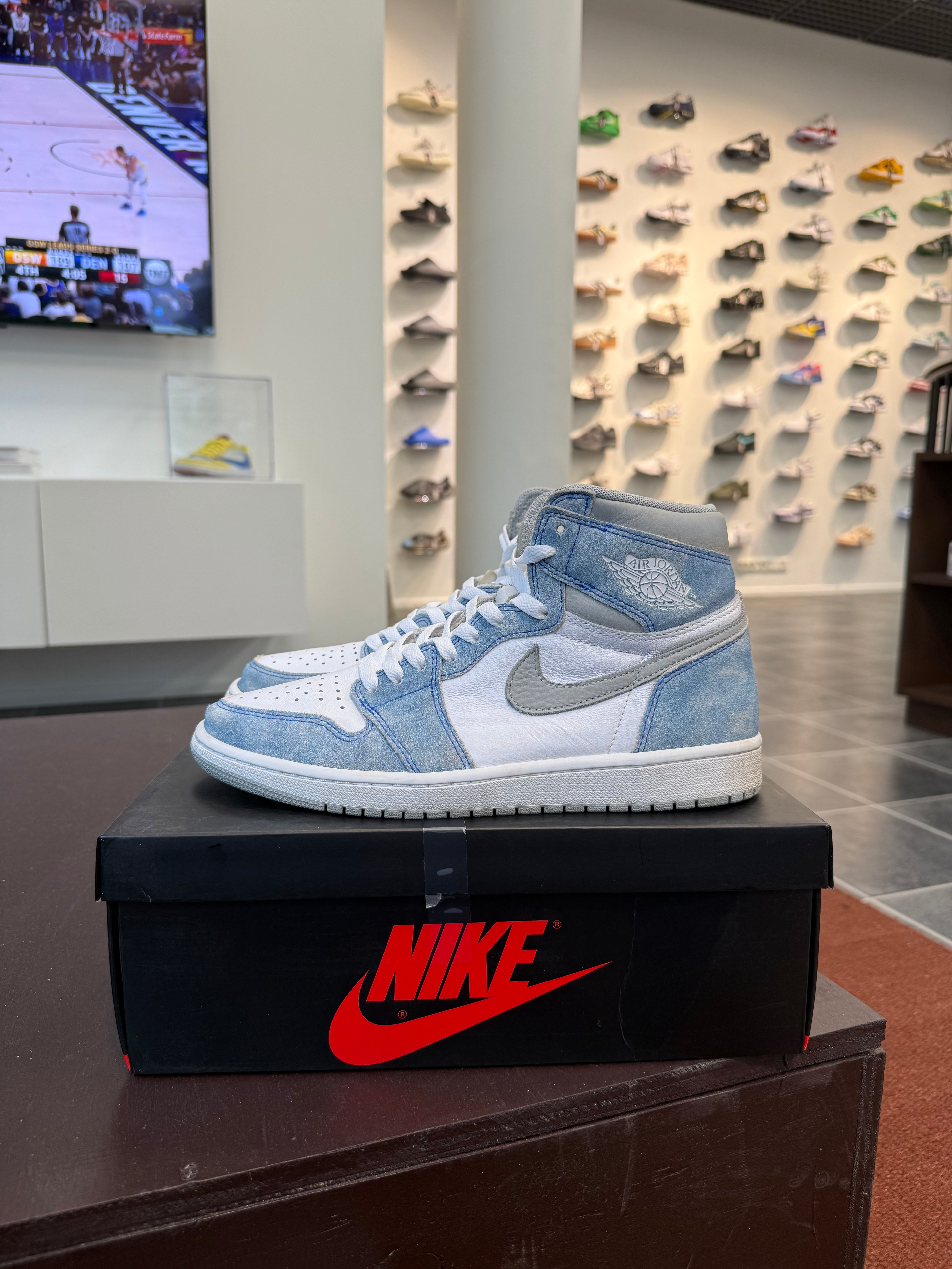 Jordan 1 Retro High Hyper Royal Smoke Grey (Eu: 43)