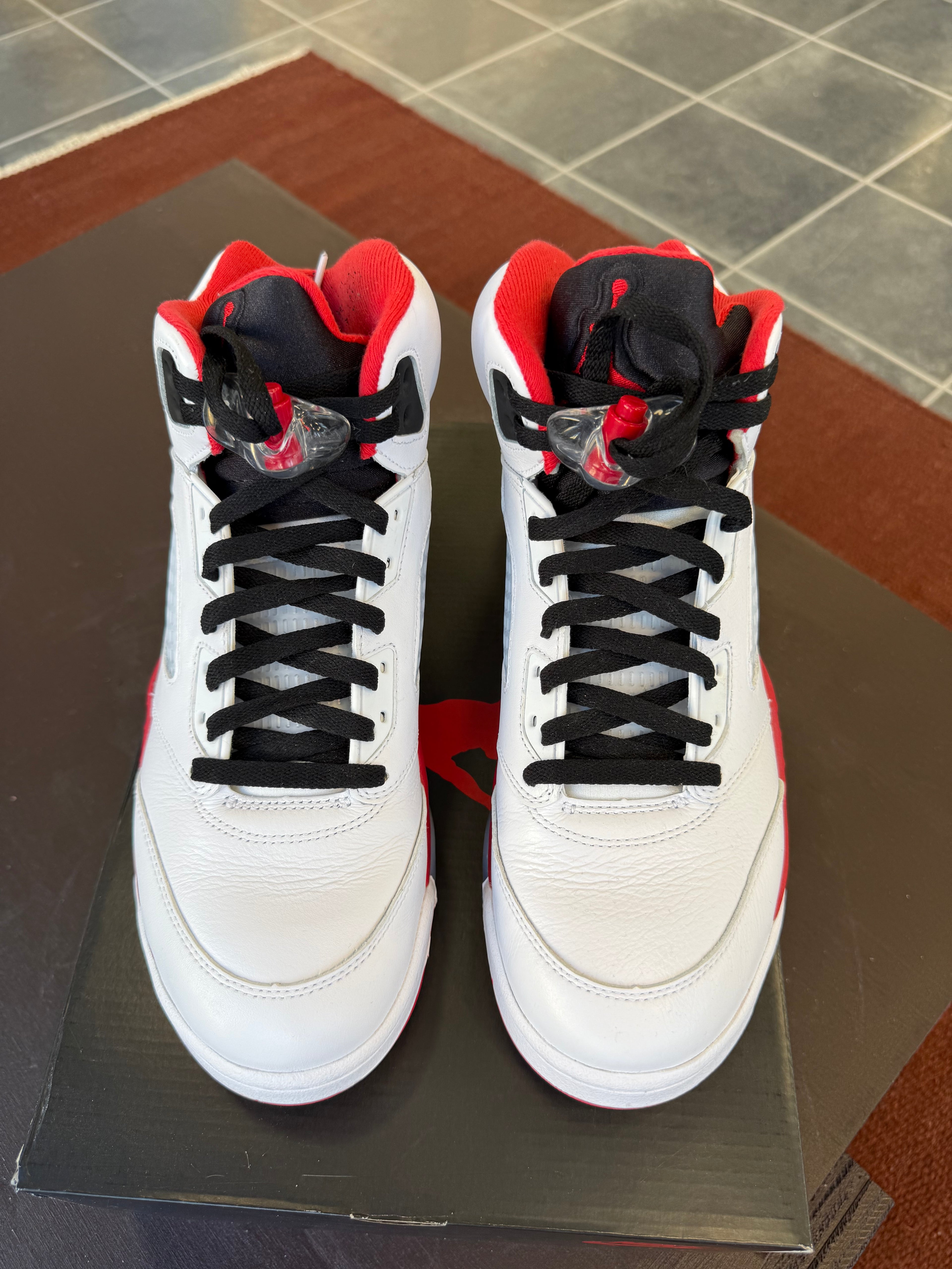 Jordan 5 Retro Fire Red Black Tongue (2025) (EU: 44)