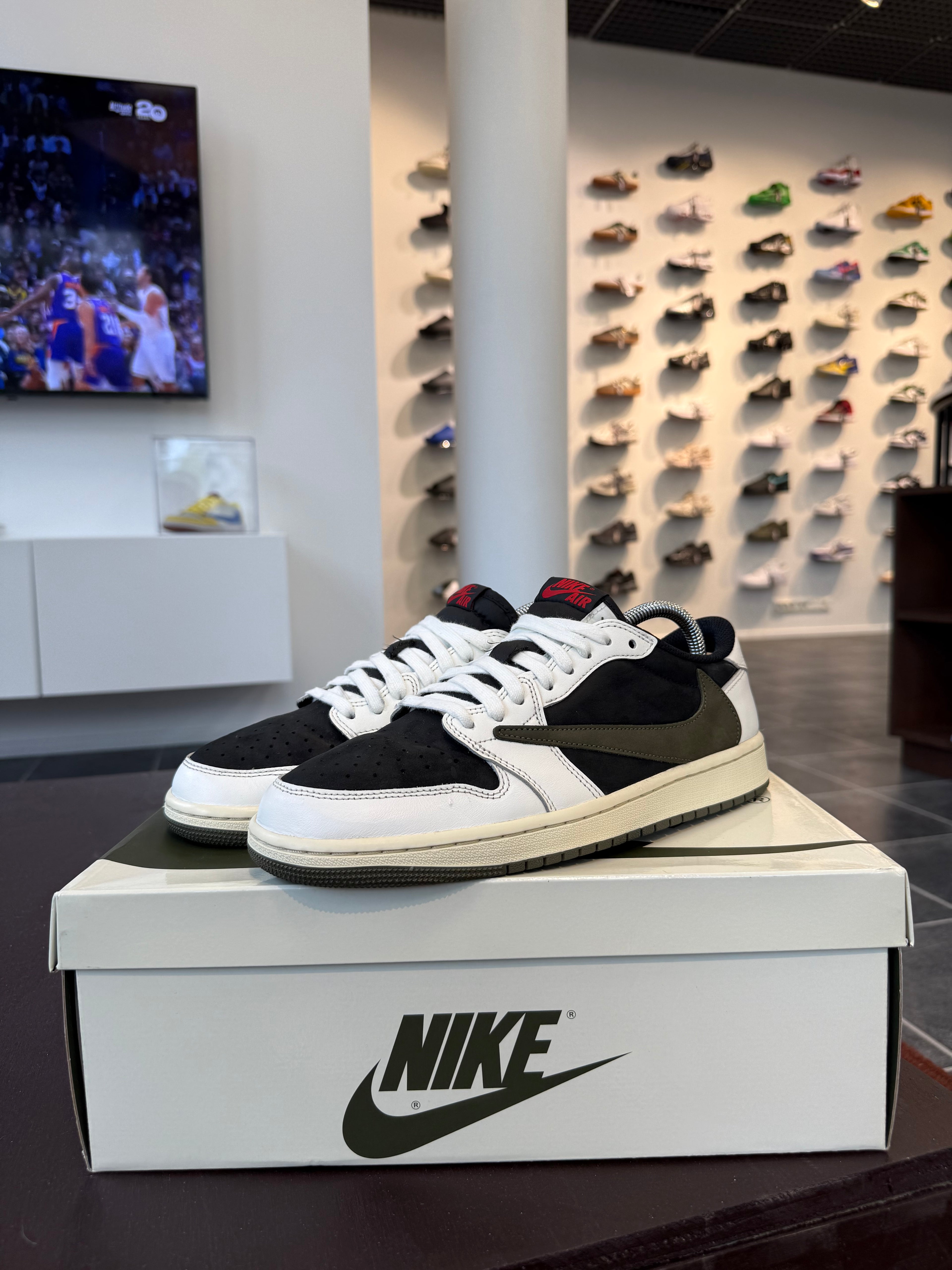 Jordan 1 Retro Low OG SP Travis Scott Olive (W) (Eu:43)