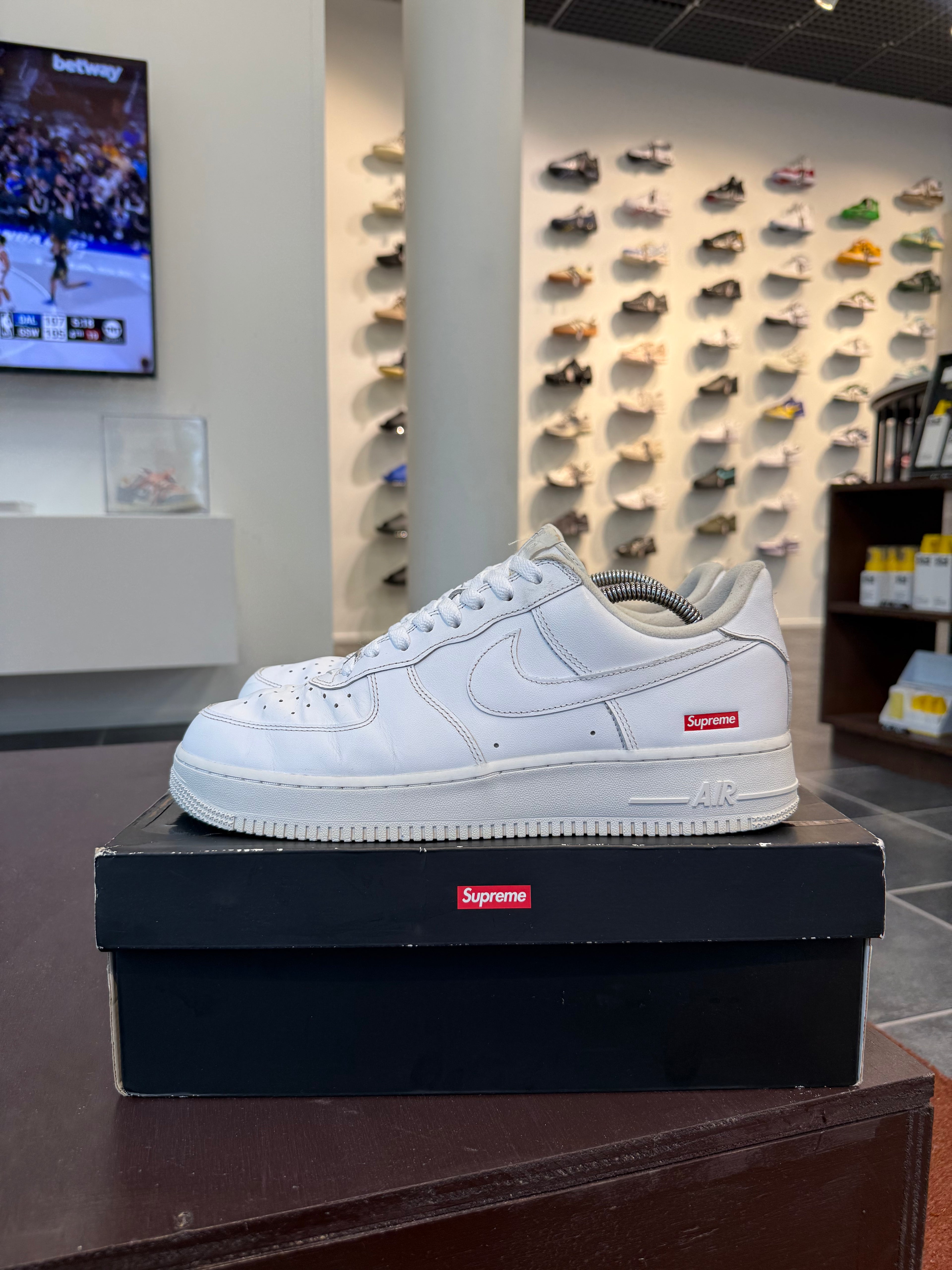 Nike Air Force 1 Low Supreme White (Eu: 45)