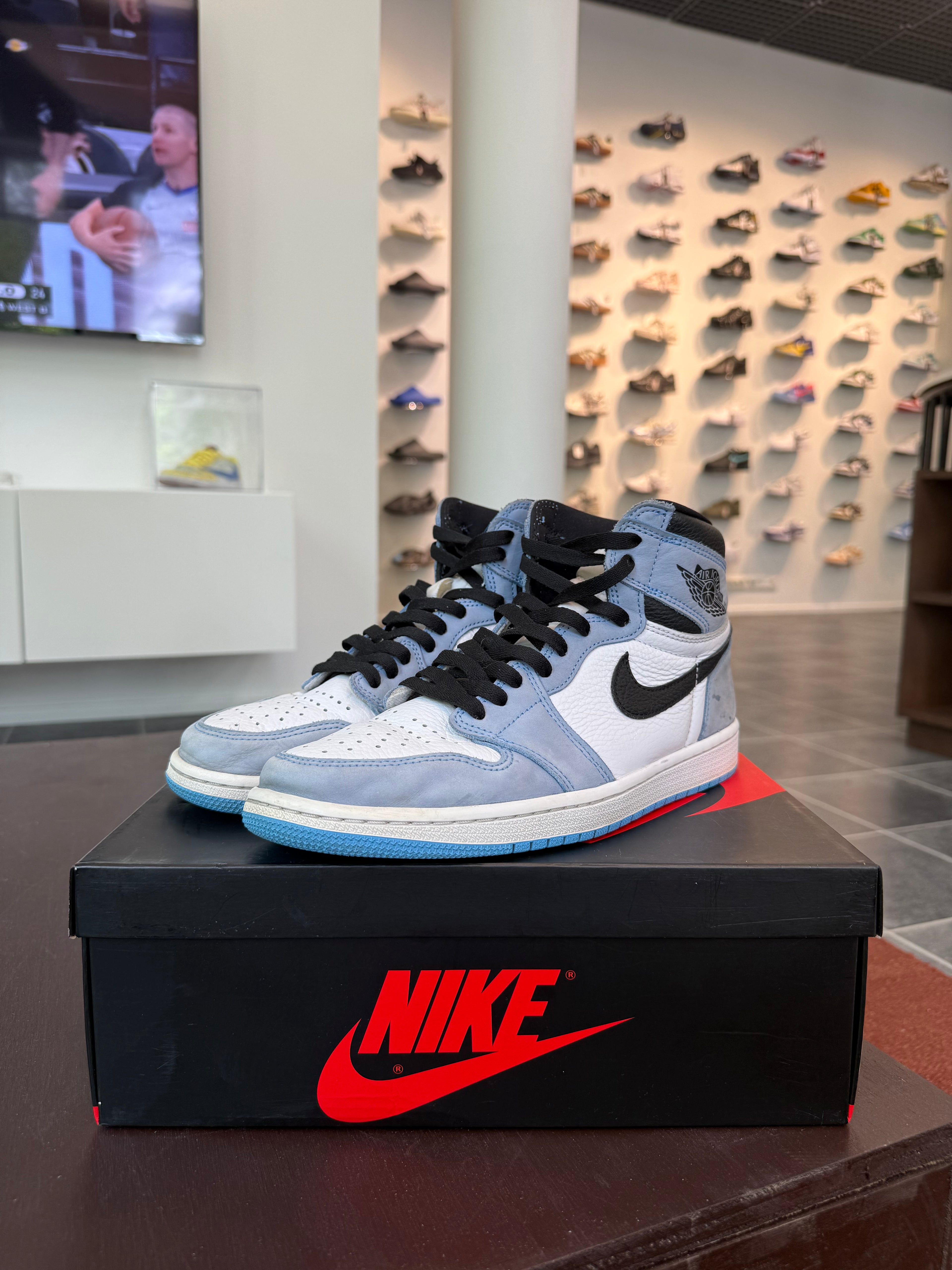 Jordan 1 Retro High OG University Blue (Eu: 43)