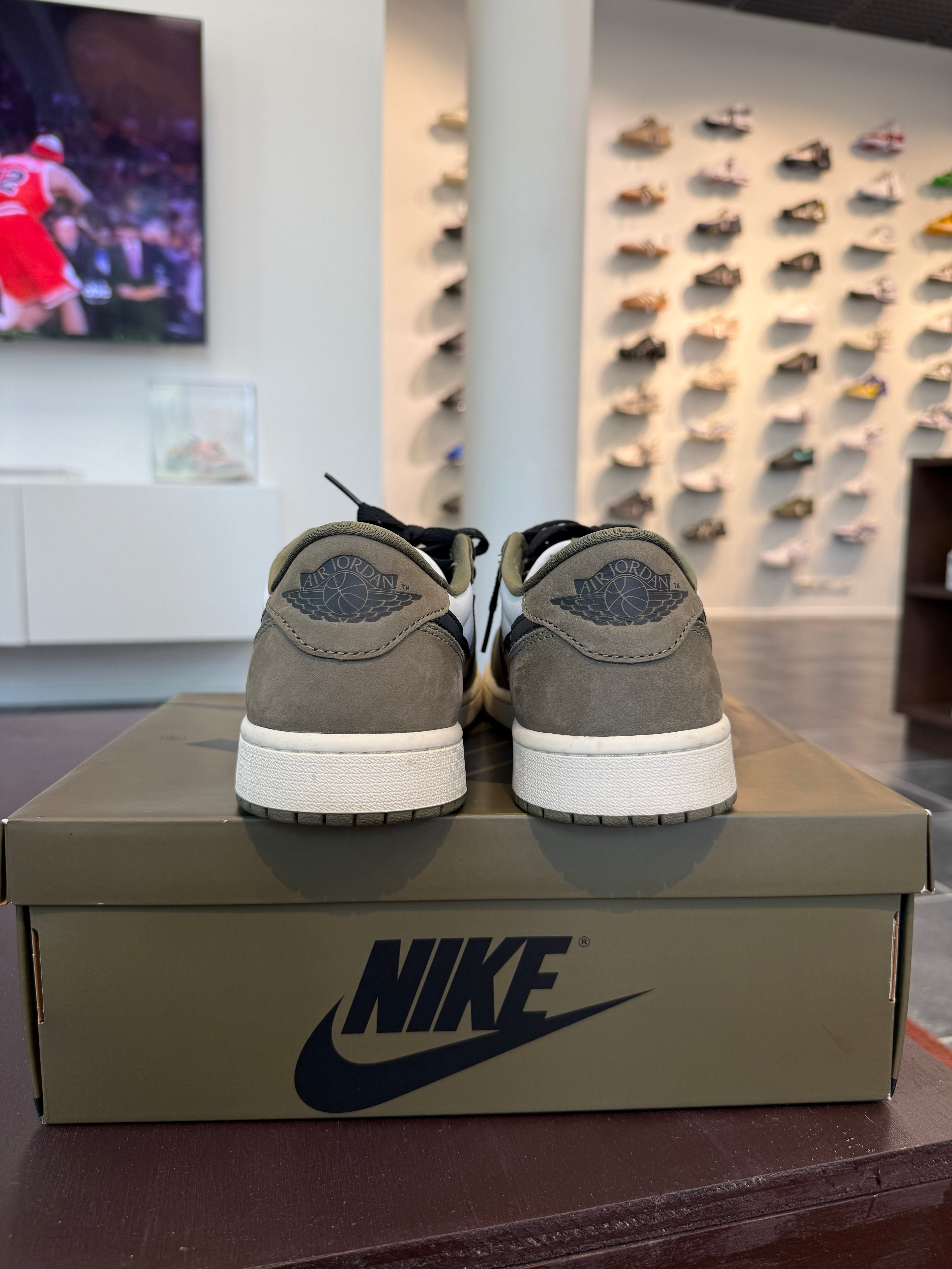 Jordan 1 Retro Low Medium Olive (Eu: 43)