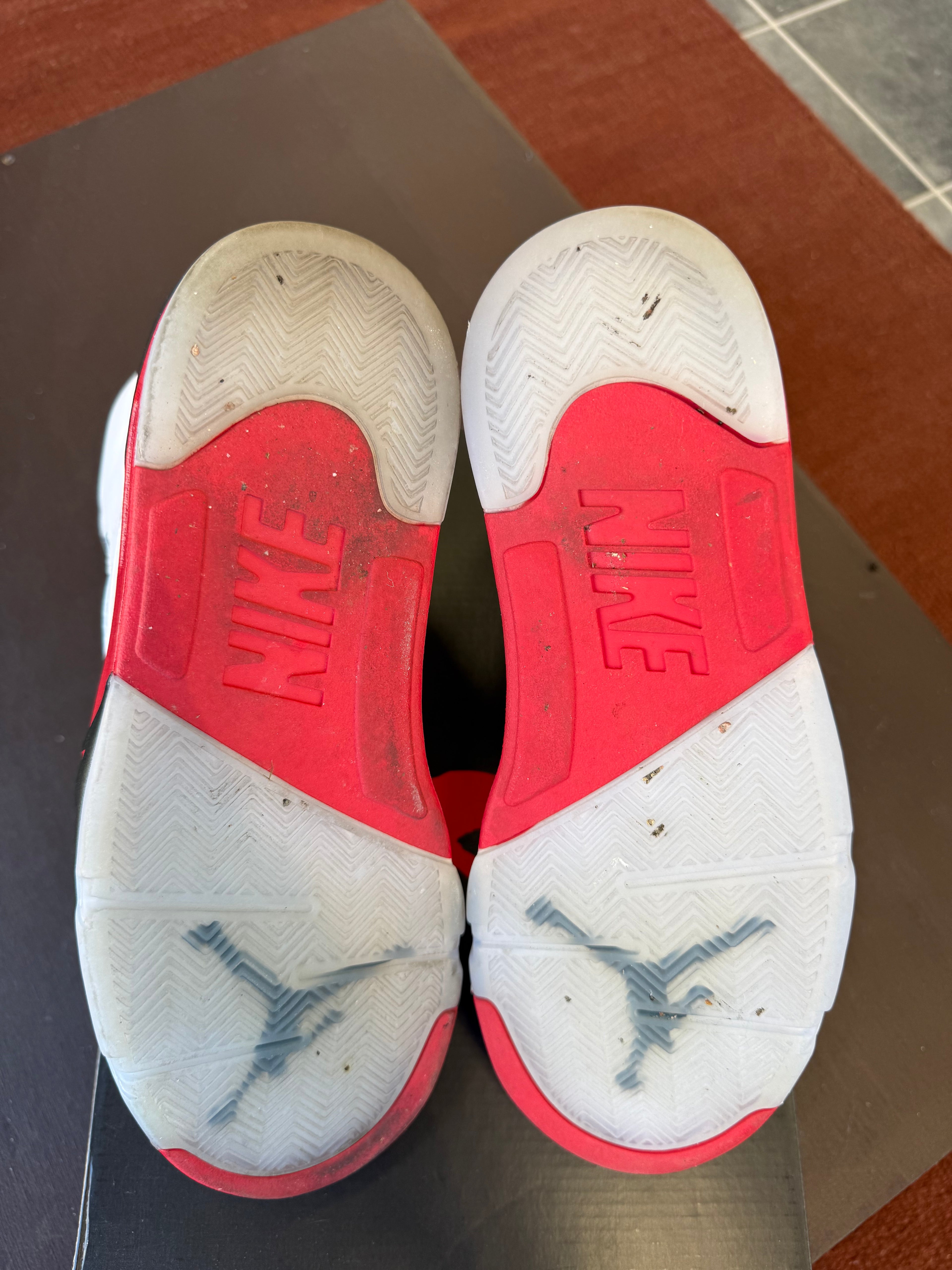 Jordan 5 Retro Fire Red Black Tongue (2025) (EU: 44)