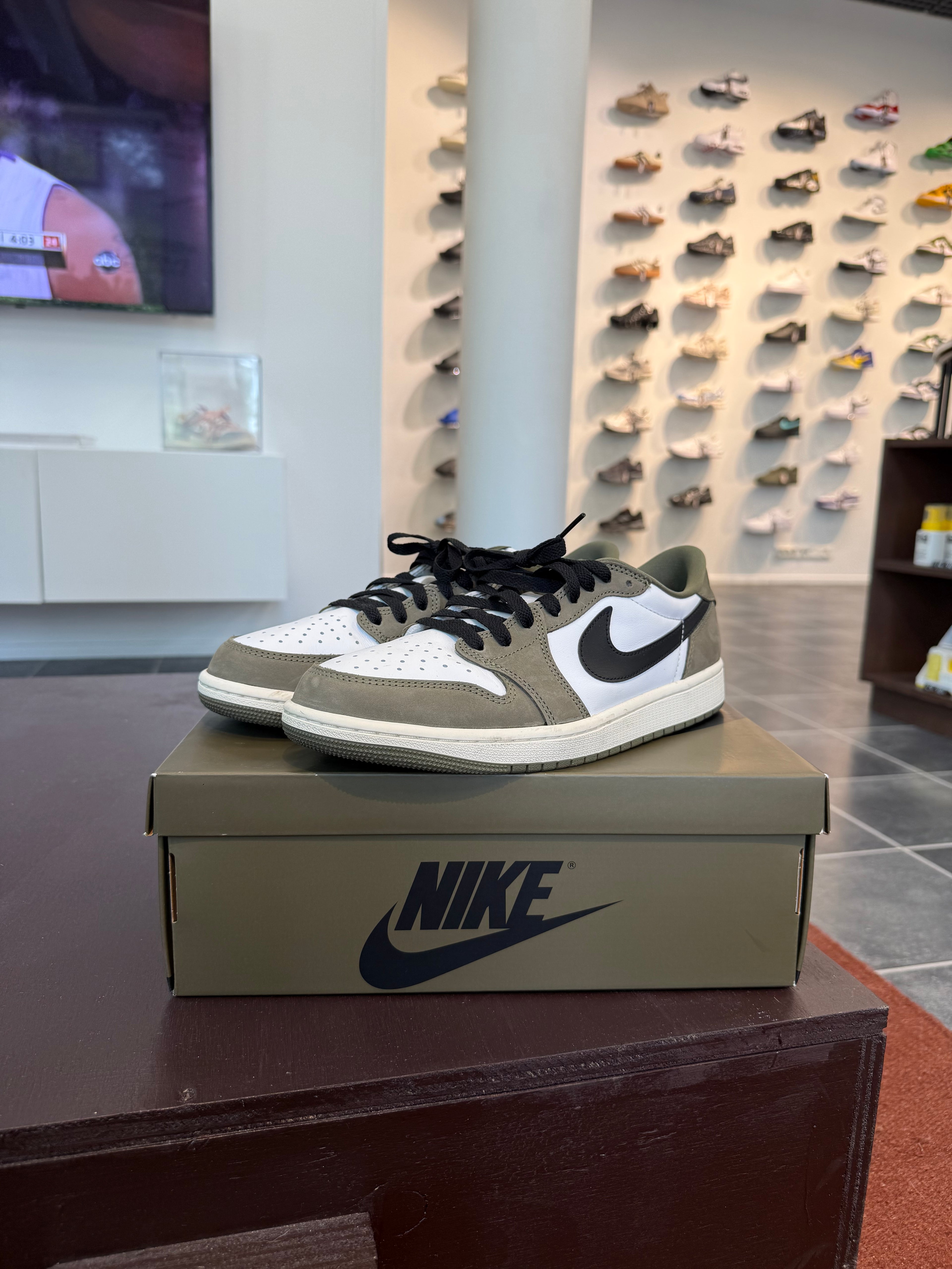Jordan 1 Retro Low Medium Olive (Eu: 43)
