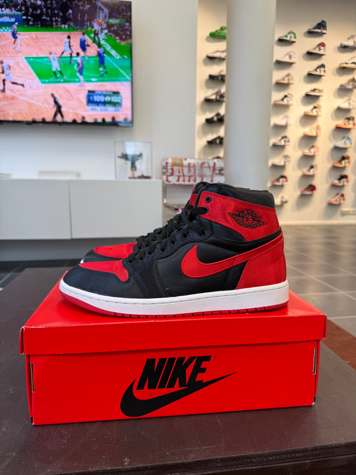 Jordan 1 Retro High OG Satin Bred (W) (Eu: 44,5)