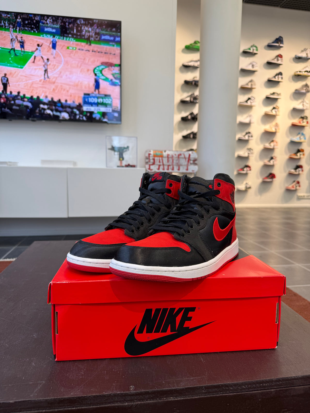 Jordan 1 Retro High OG Satin Bred (W) (Eu: 44,5)