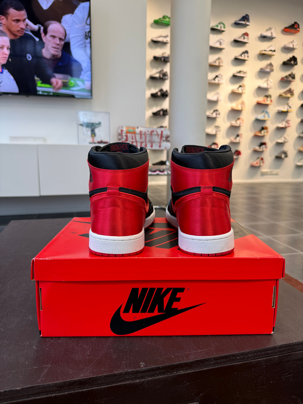 Jordan 1 Retro High OG Satin Bred (W) (Eu: 44,5)