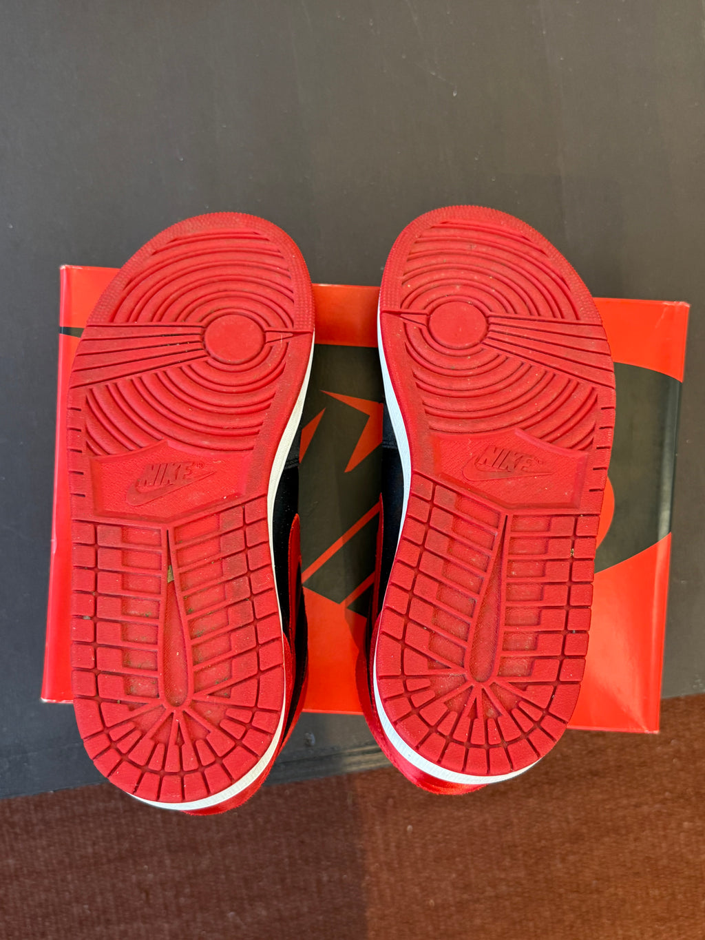 Jordan 1 Retro High OG Satin Bred (W) (Eu: 44,5)