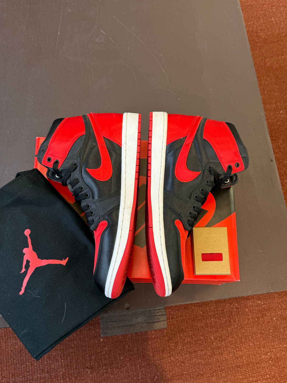 Jordan 1 Retro High OG Satin Bred (W) (Eu: 44,5)