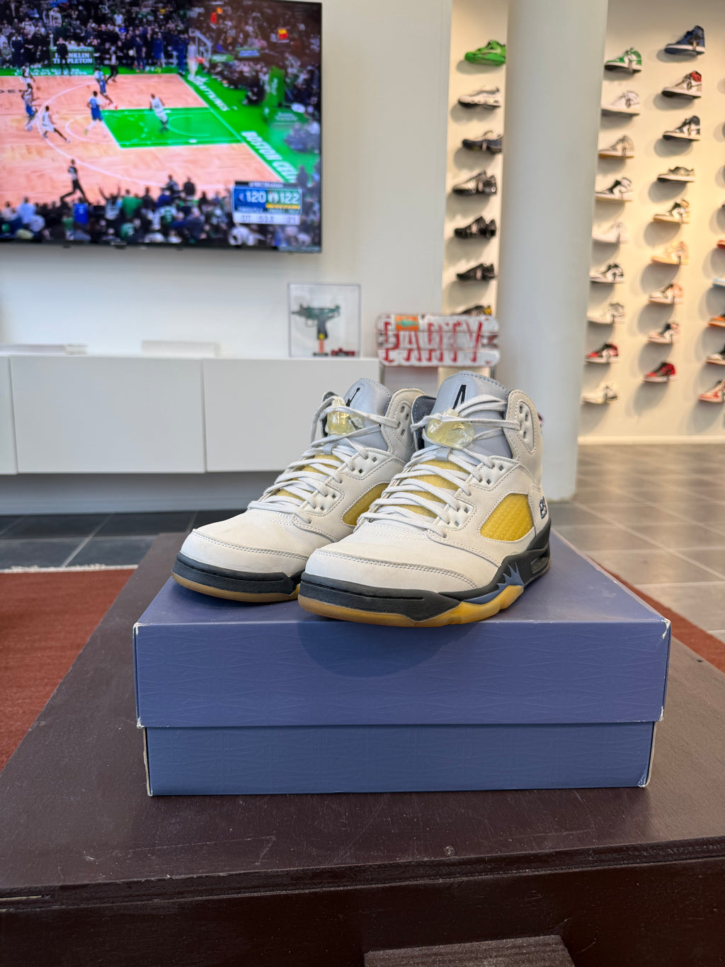 Jordan 5 Retro A Ma Maniére Dawn (W) (EU: 44.5)