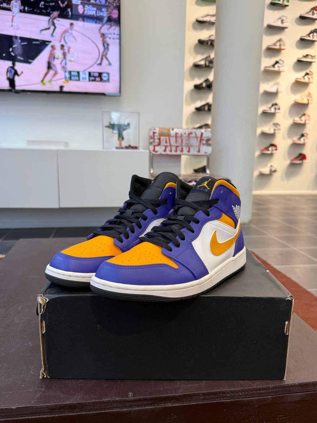 Jordan 1 Mid Lakers (2022) (EU: 45)