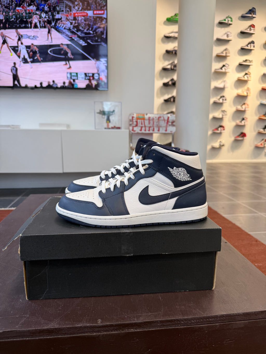Jordan 1 Mid White Metallic Gold Obsidian (US: 10.5)
