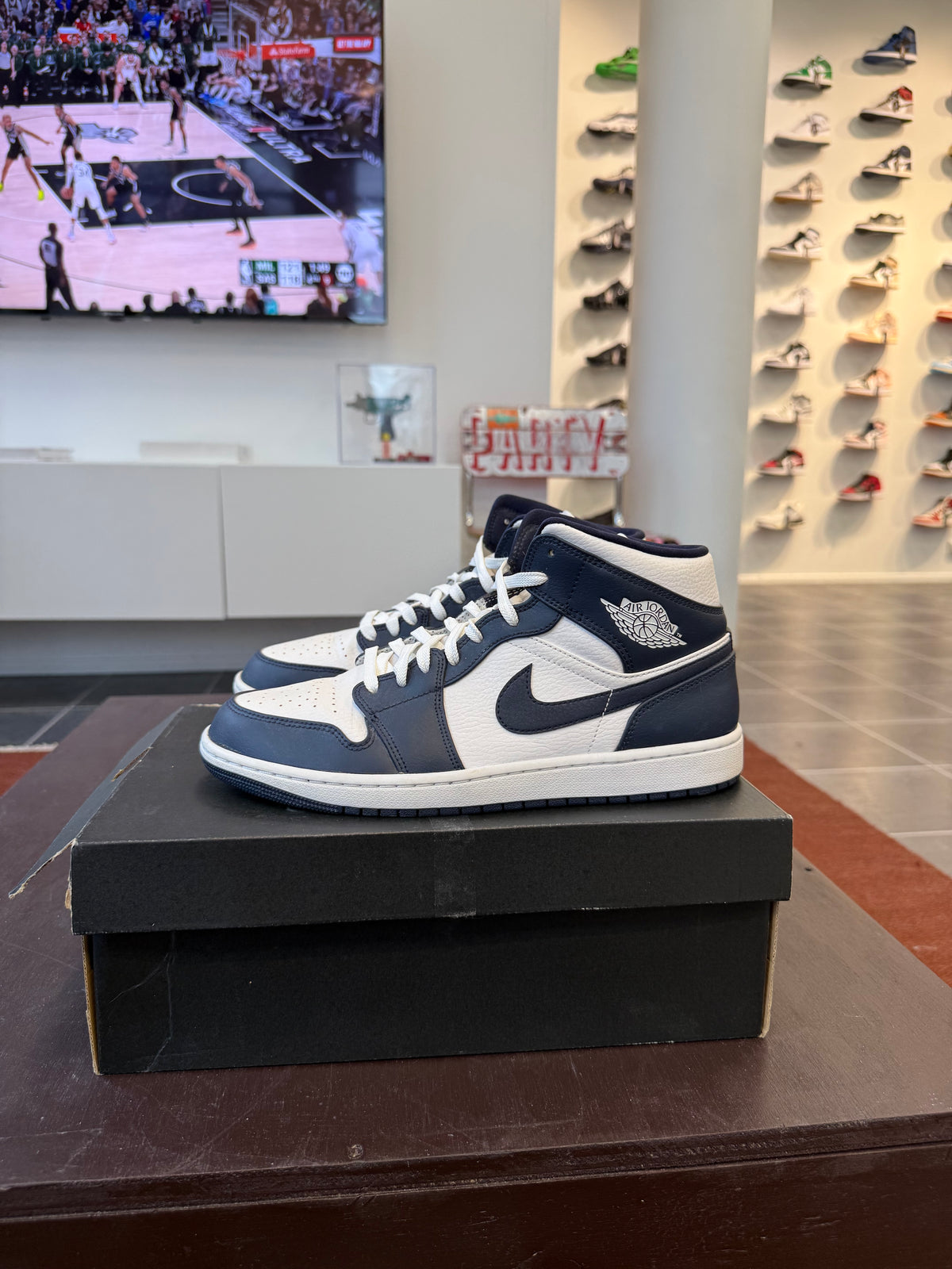 Jordan 1 Mid White Metallic Gold Obsidian (US: 10.5)