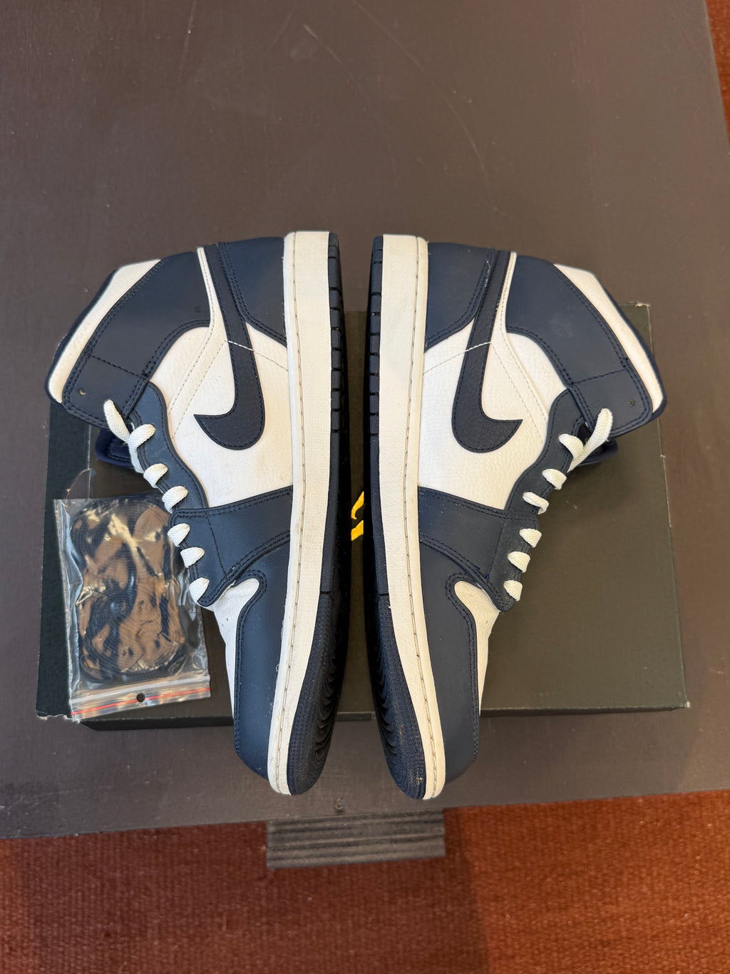 Jordan 1 Mid White Metallic Gold Obsidian (US: 10.5)