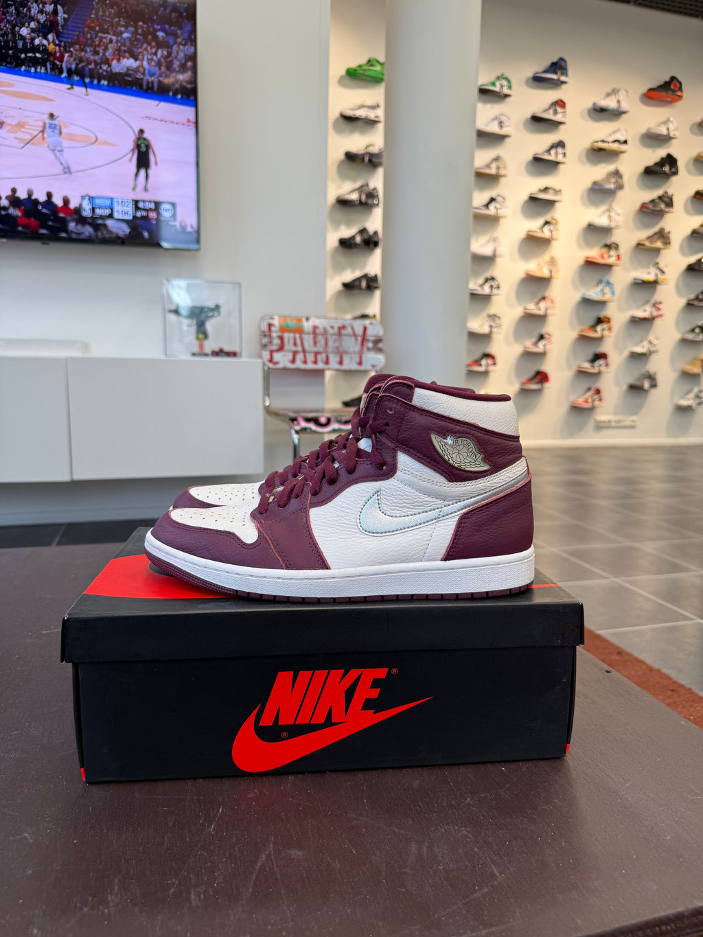 Jordan 1 Retro High OG Bordeaux (EU: 44.5)