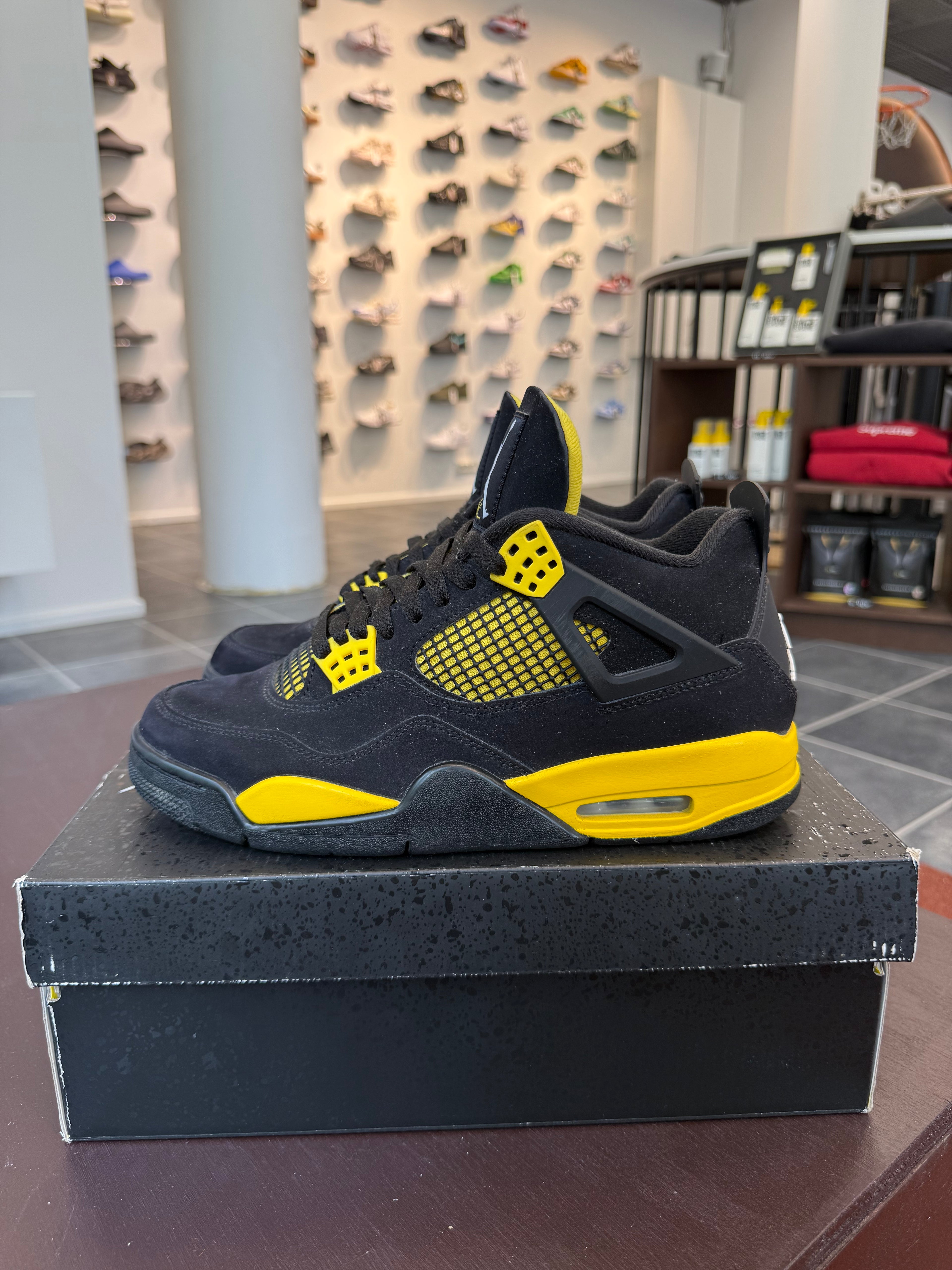 Jordan 4 Retro Thunder (2023) (Eu: 42.5)