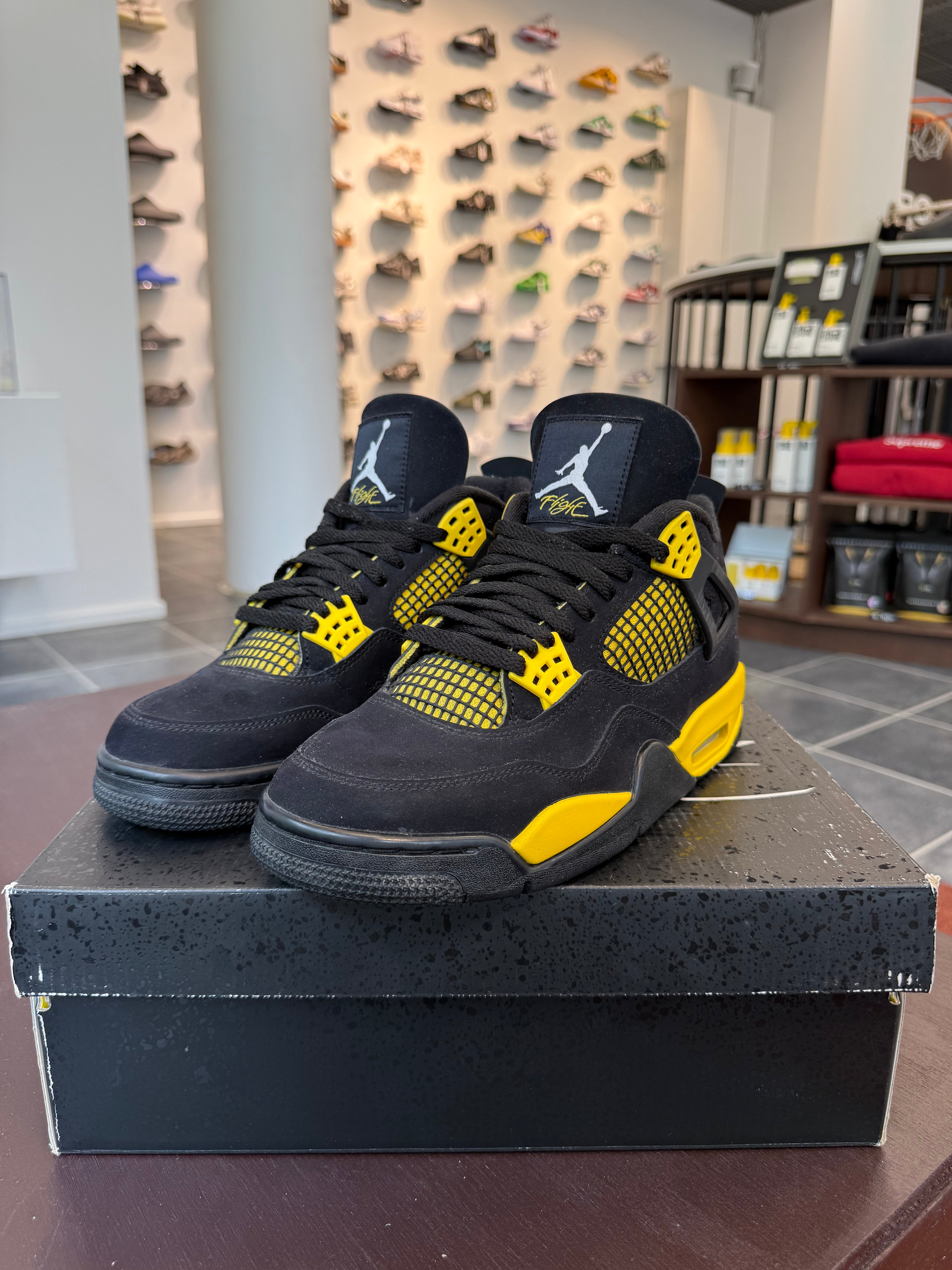 Jordan 4 Retro Thunder (2023) (Eu: 42.5)