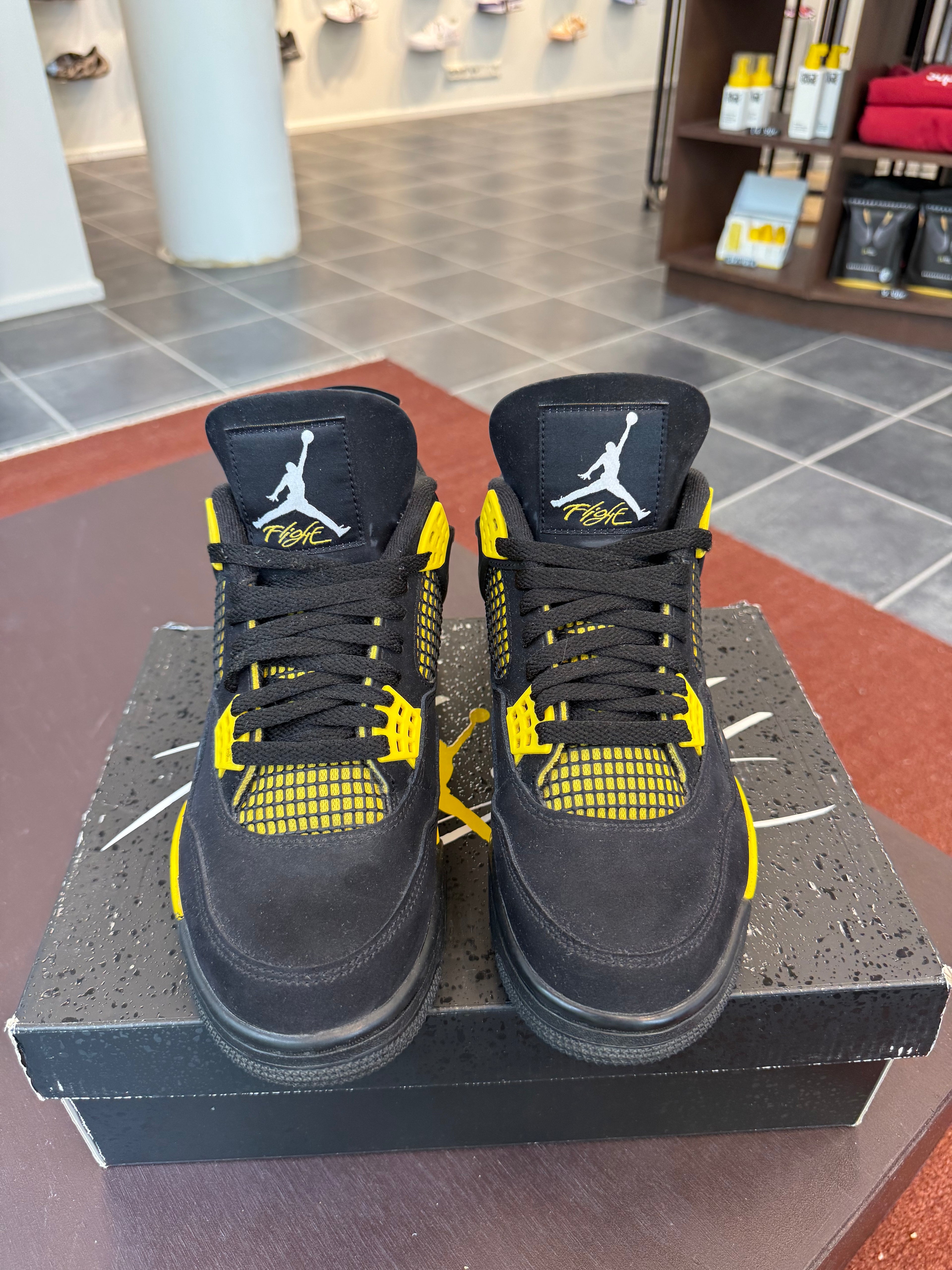 Jordan 4 Retro Thunder (2023) (Eu: 42.5)